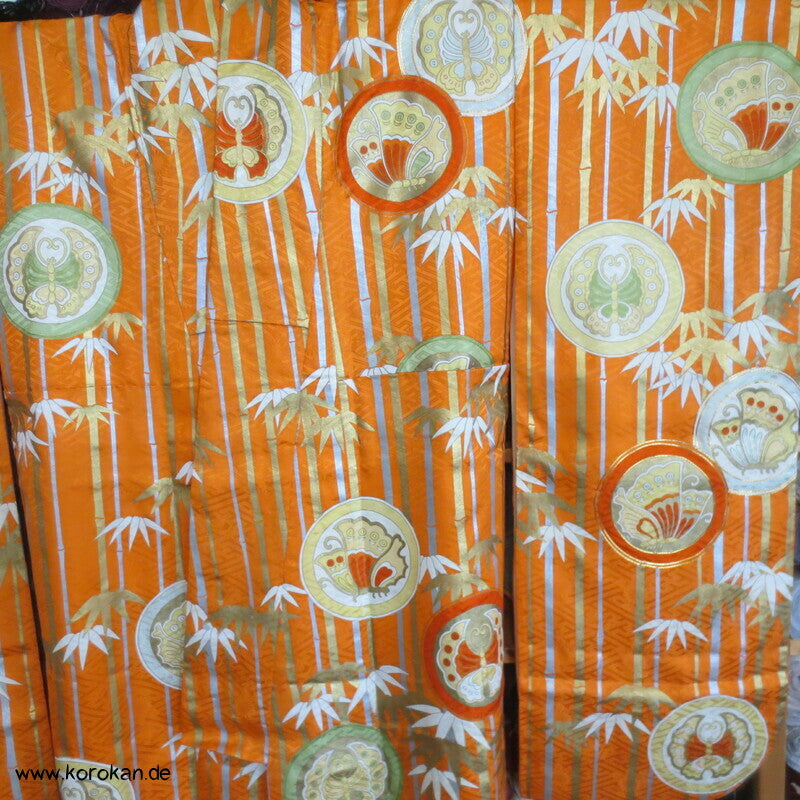 Furisode Kimono Seidendamast Schmetterlings Mon vor Bambus mit viel Gold