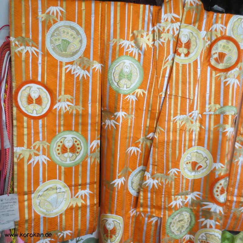 Furisode Kimono Seidendamast Schmetterlings Mon vor Bambus mit viel Gold