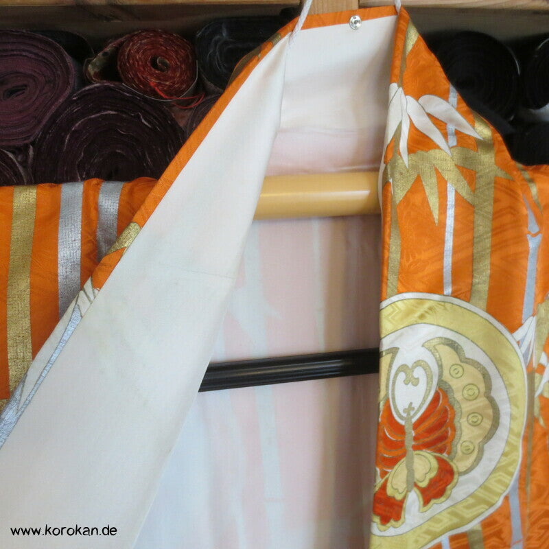 Furisode Kimono Seidendamast Schmetterlings Mon vor Bambus mit viel Gold