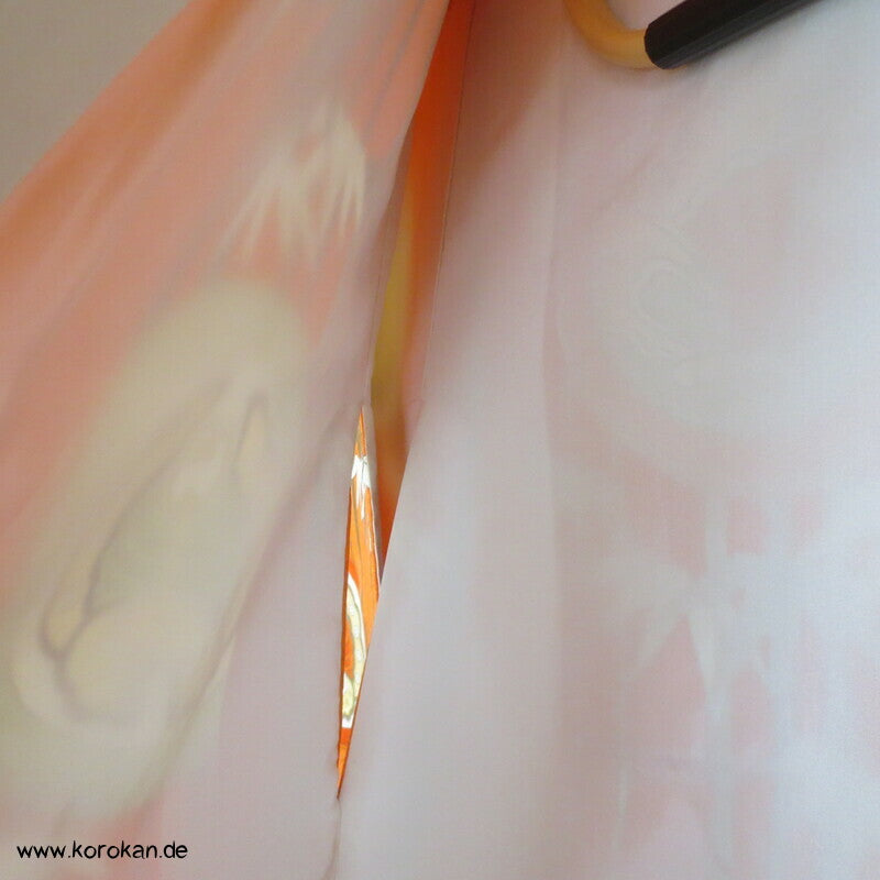 Furisode Kimono Seidendamast Schmetterlings Mon vor Bambus mit viel Gold