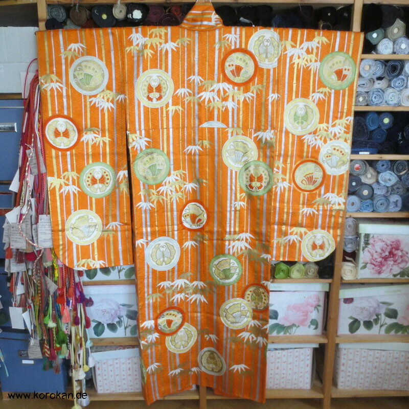 Furisode Kimono Seidendamast Schmetterlings Mon vor Bambus mit viel Gold