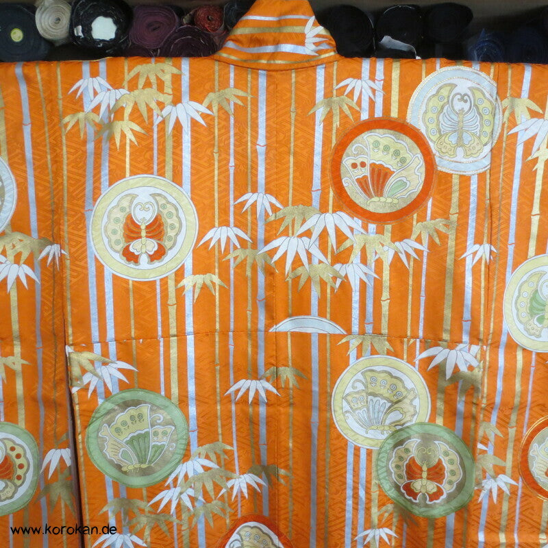 Furisode Kimono Seidendamast Schmetterlings Mon vor Bambus mit viel Gold
