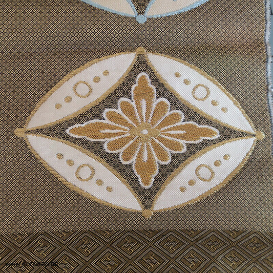 Diamant Shippos auf schwarz Seidenbrokat