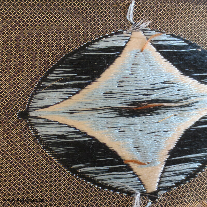 Diamant Shippos auf schwarz Seidenbrokat