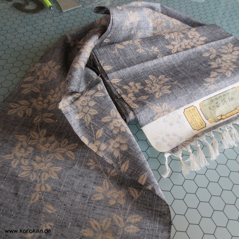 Blüten auf grau Kasuri Tsumugi Kimono Seide