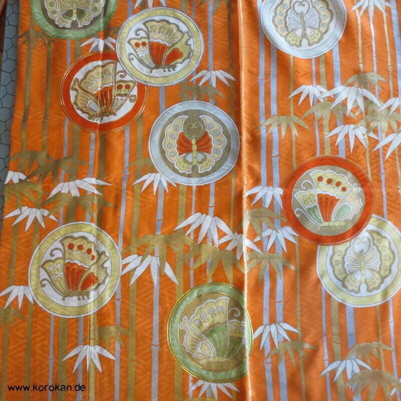 Furisode Kimono Seidendamast Schmetterlings Mon vor Bambus mit viel Gold