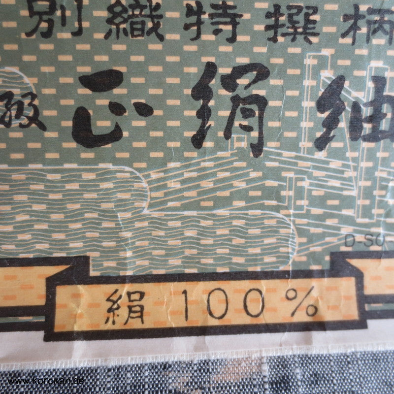 Blüten auf grau Kasuri Tsumugi Kimono Seide