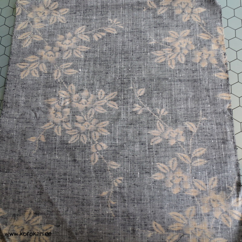 Blüten auf grau Kasuri Tsumugi Kimono Seide