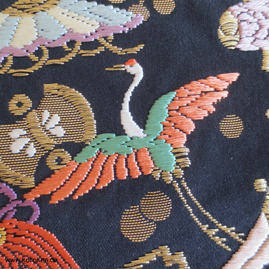 Schätze und Kraniche auf schwarz Seidenbrokat