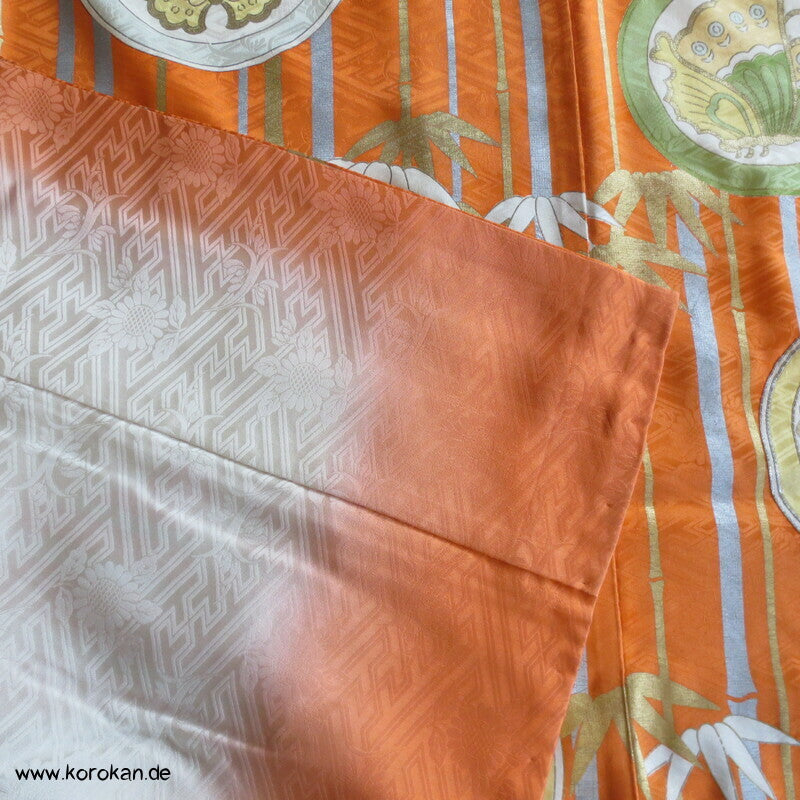 Furisode Kimono Seidendamast Schmetterlings Mon vor Bambus mit viel Gold