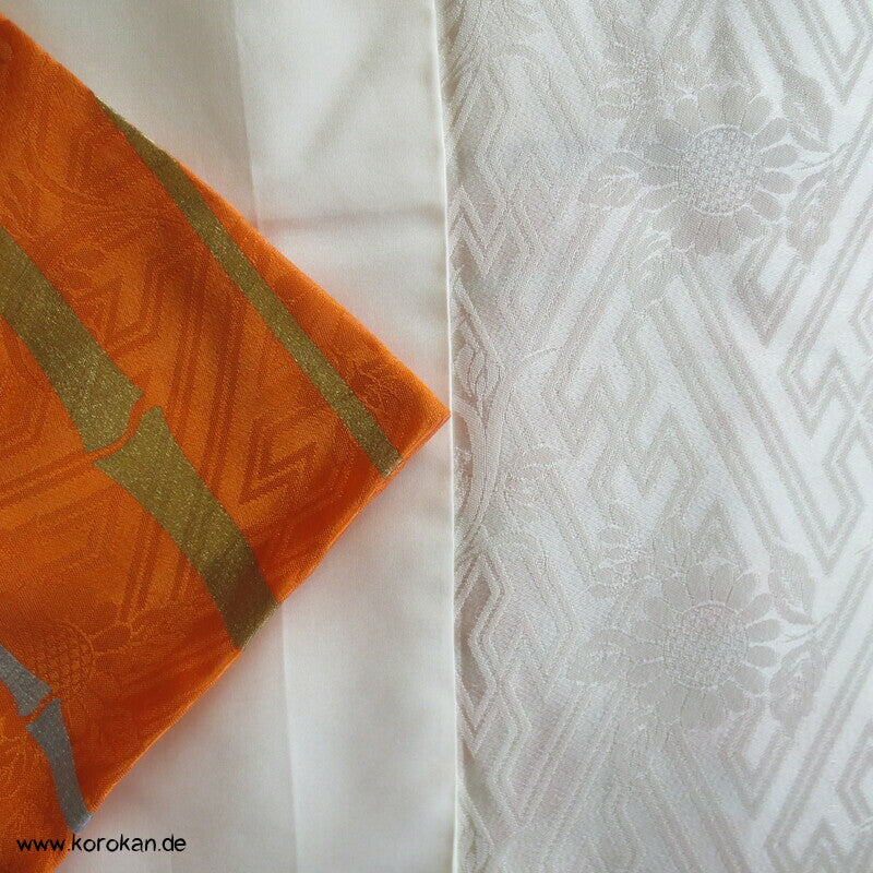 Furisode Kimono Seidendamast Schmetterlings Mon vor Bambus mit viel Gold