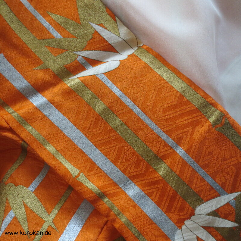Furisode Kimono Seidendamast Schmetterlings Mon vor Bambus mit viel Gold