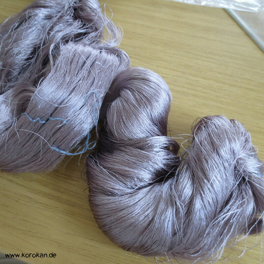 hellgrau mauve Seidengarn zum Weben aus japanischer Obi Werkstatt