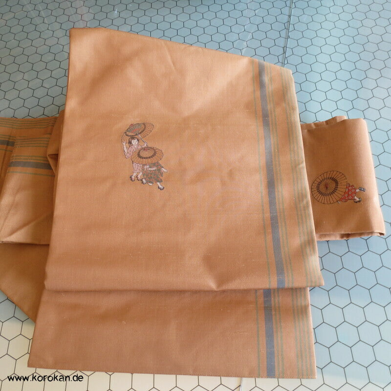 Nagoya Obi Seide, Kinder mit Papierschirmen