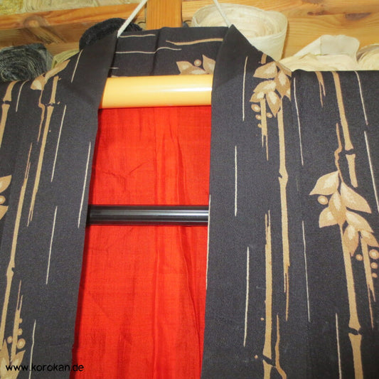 Bambus auf schwarz, antiker Seidencrepe Komon Kimono, rotes Futter