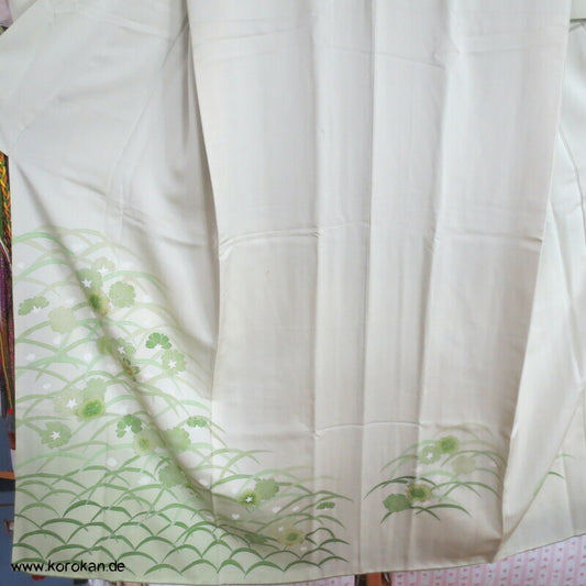 zartgrün mit grünen Gräsern und Blüten Seidendamast Homongi Kimono