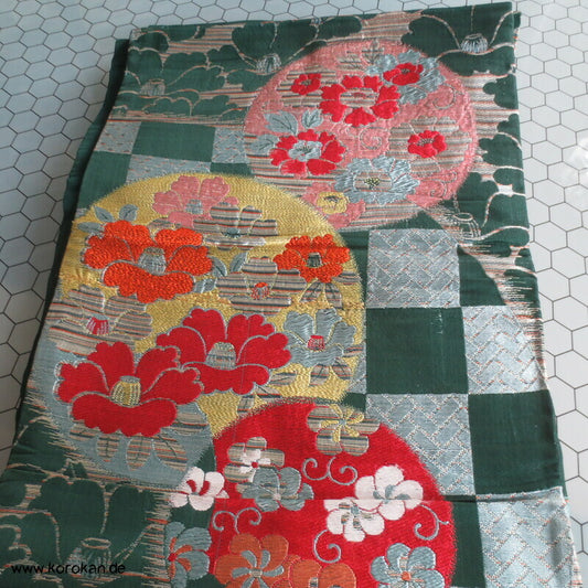 Kamelien Rondelle auf flaschengrün antiker Nagoya Obi Seidenbrokat Kimonogürtel