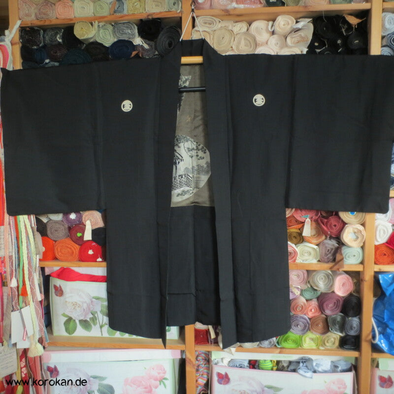 Montsuki Ensemble, 5 Pinienwald Mon, gewebtes Bildfutter im Haori, Seide