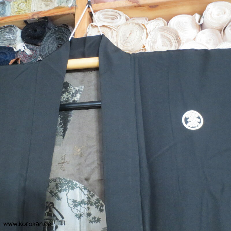 Montsuki Ensemble, 5 Pinienwald Mon, gewebtes Bildfutter im Haori, Seide