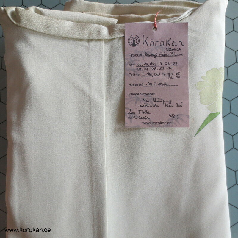 zartgrün mit grünen Gräsern und Blüten Seidendamast Homongi Kimono