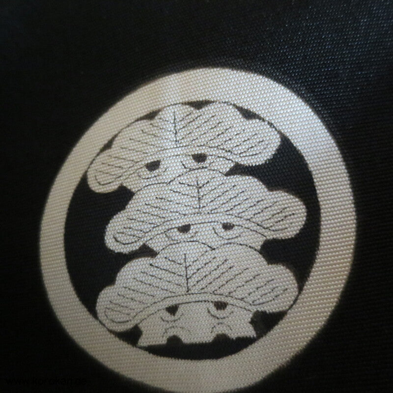 Montsuki Ensemble, 5 Pinienwald Mon, gewebtes Bildfutter im Haori, Seide