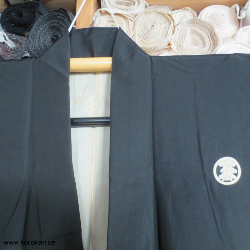 Montsuki Ensemble, 5 Pinienwald Mon, gewebtes Bildfutter im Haori, Seide