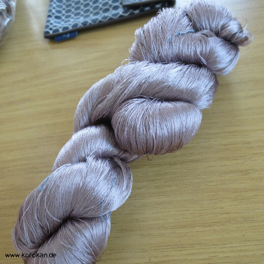 fliedermauve Seidengarn zum Weben aus japanischer Obi Werkstatt