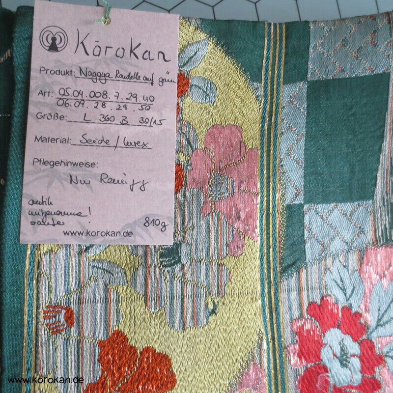 Kamelien Rondelle auf flaschengrün antiker Nagoya Obi Seidenbrokat Kimonogürtel