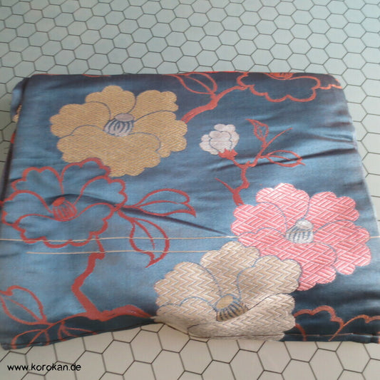 Kamelien auf blaugrauem Satin antiker Nagoya Obi Seidenbrokat Kimonogürtel