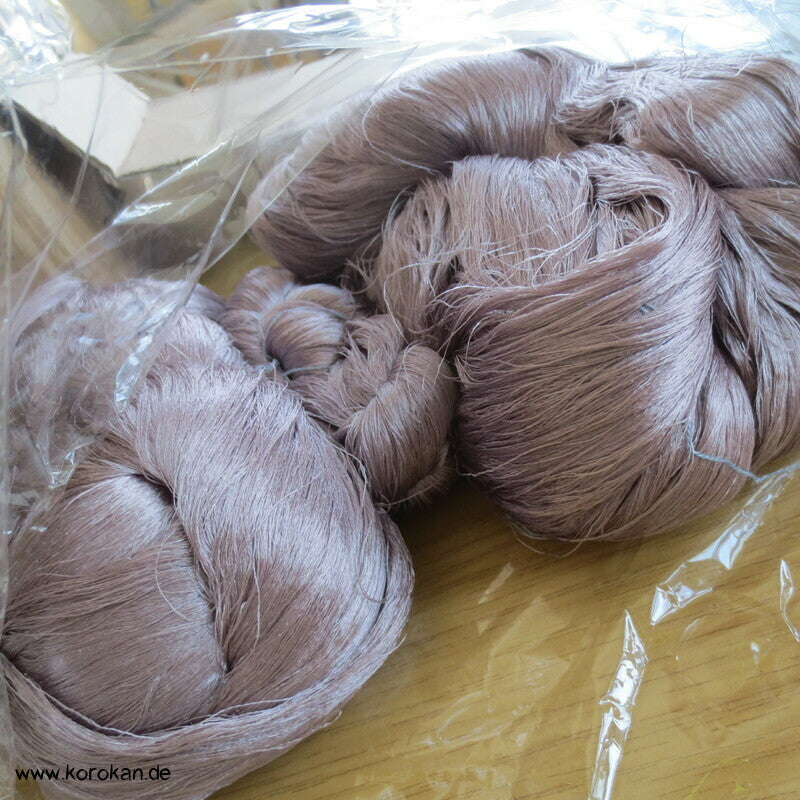 fliedermauve Seidengarn zum Weben aus japanischer Obi Werkstatt