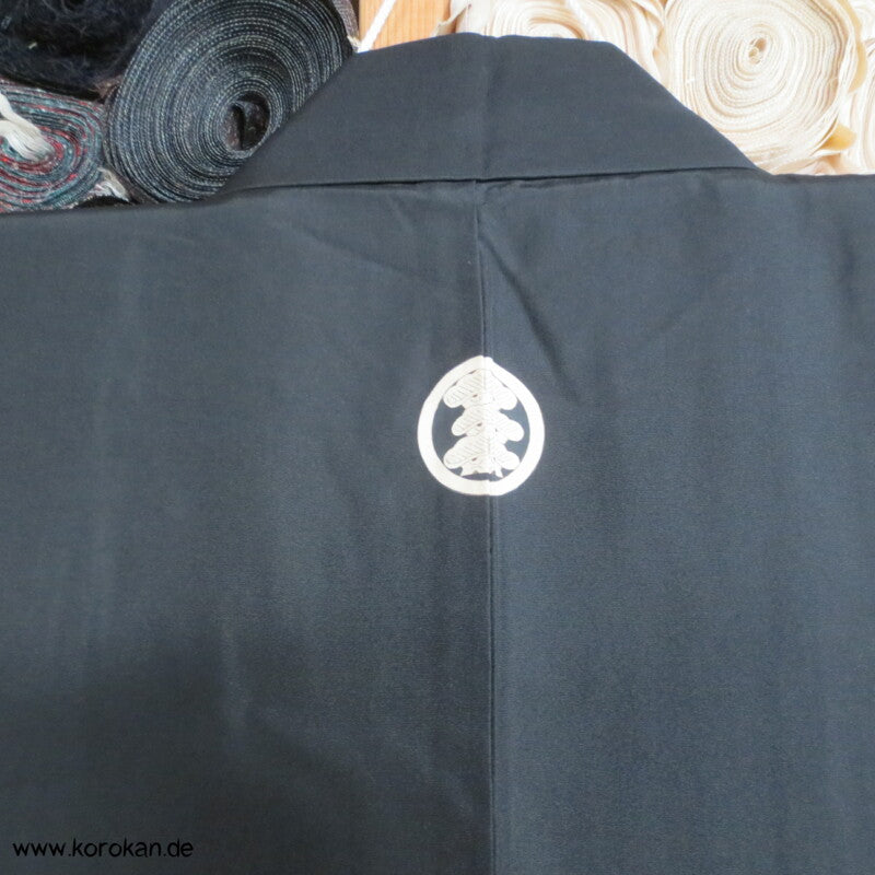 Montsuki Ensemble, 5 Pinienwald Mon, gewebtes Bildfutter im Haori, Seide