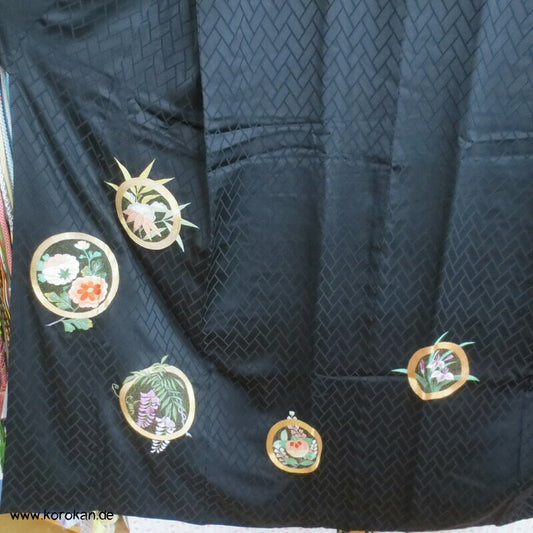 schwarzer Homongi Seidendamast Kimono mit bunten "Blumenspiegeln" - Stickereien