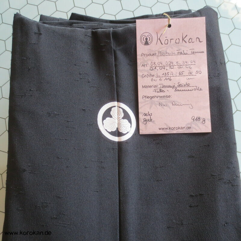 Montsuki Männer Kimono Fushi Tsumugi Seide, schwarz, Drei Blatt Mon