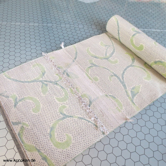 helles Kasuri grüne Arabeske Tsumugiseide Kimono Tanmono Stoffrolle