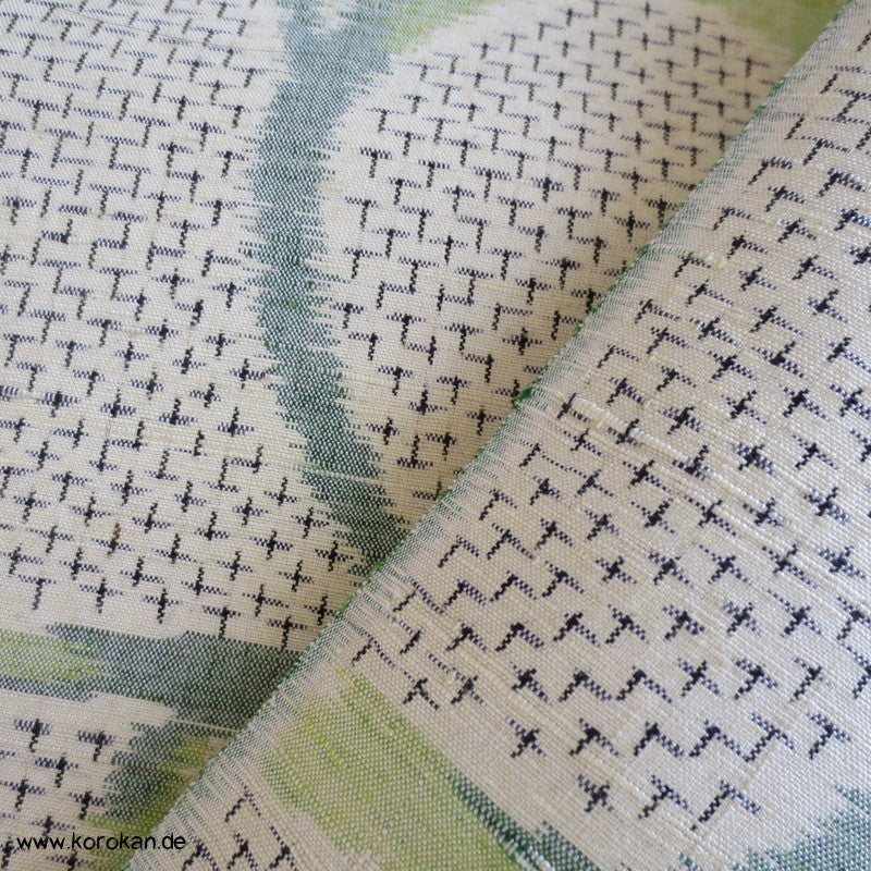 helles Kasuri grüne Arabeske Tsumugiseide Kimono Tanmono Stoffrolle