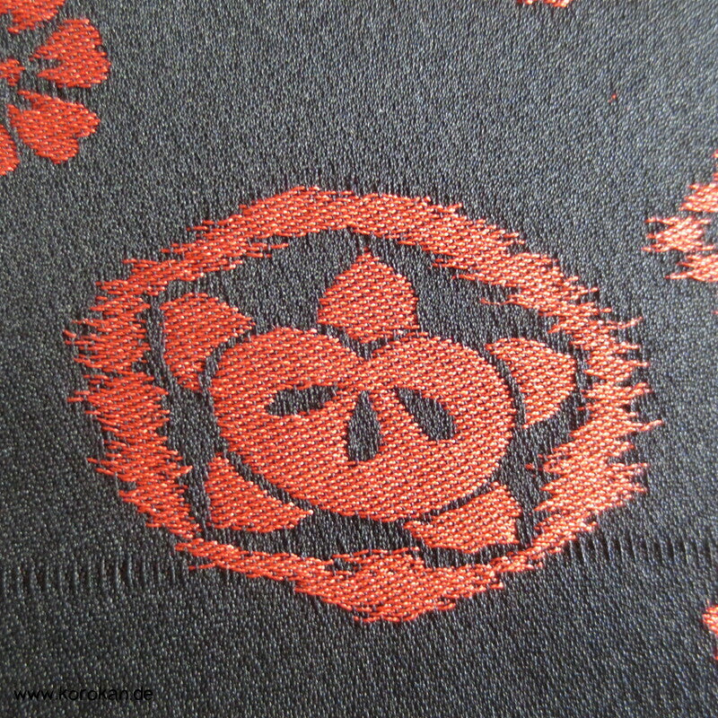 Tachibana, Mon auf schwarzem Seidensatin Nagoya Obi Kimonogürtel
