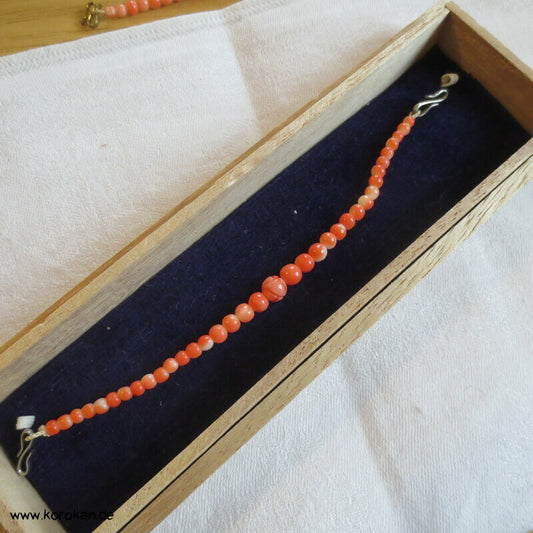 feiner Haori Himo - Koralle, Mittelperle geschnitzt Blattmuster