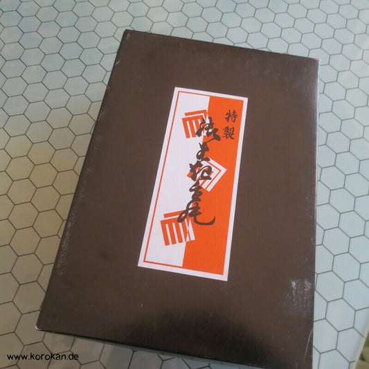 schwarz lackierte Geta mit gelben Samtriemen, neu