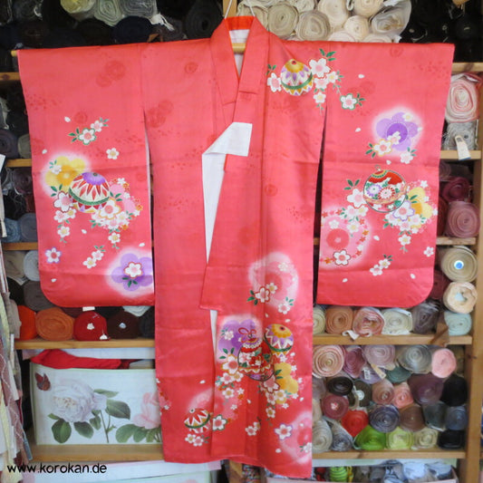kleine Mädchen Shichigosan / Tauf Furisode - Temaribällen