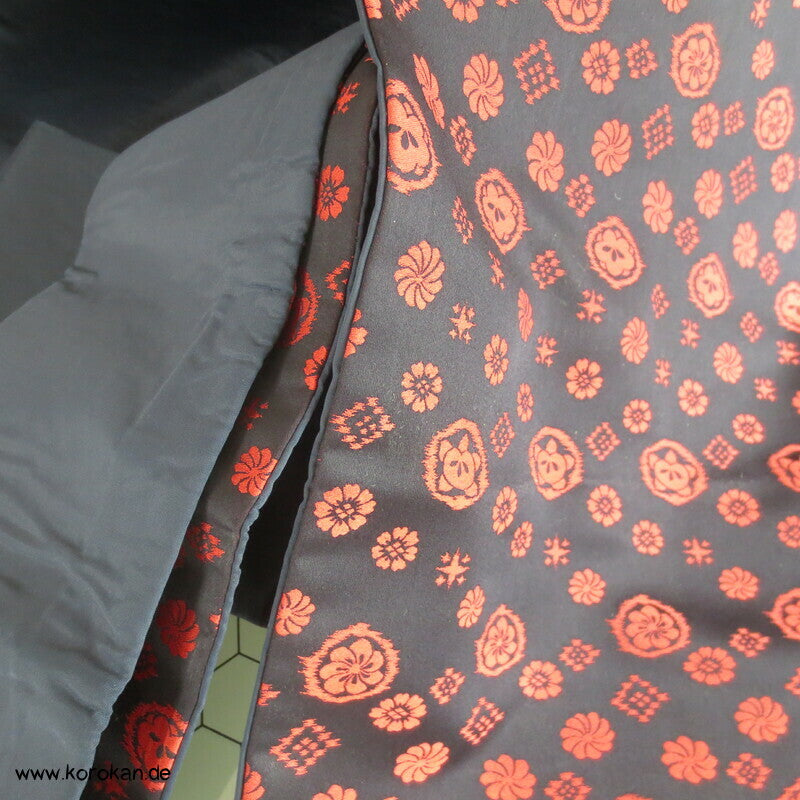 Tachibana, Mon auf schwarzem Seidensatin Nagoya Obi Kimonogürtel