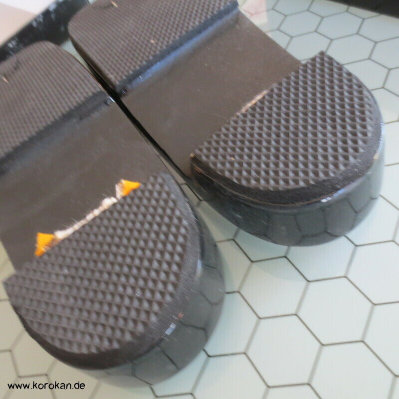 schwarz lackierte Geta mit gelben Samtriemen, neu