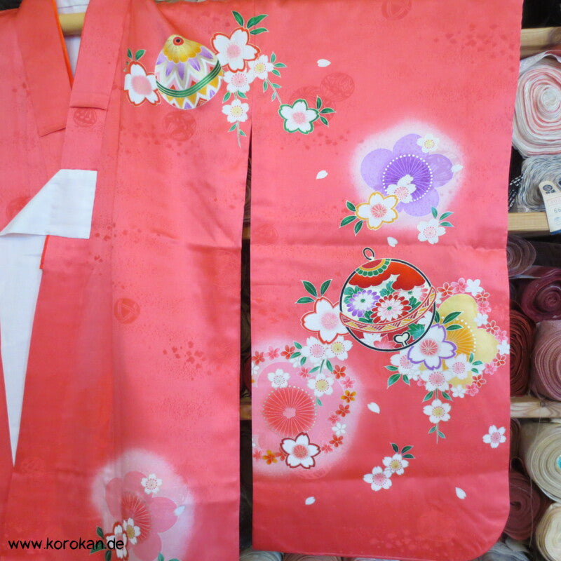kleine Mädchen Shichigosan / Tauf Furisode - Temaribällen