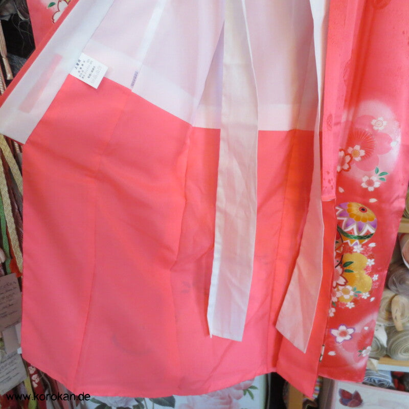 kleine Mädchen Shichigosan / Tauf Furisode - Temaribällen