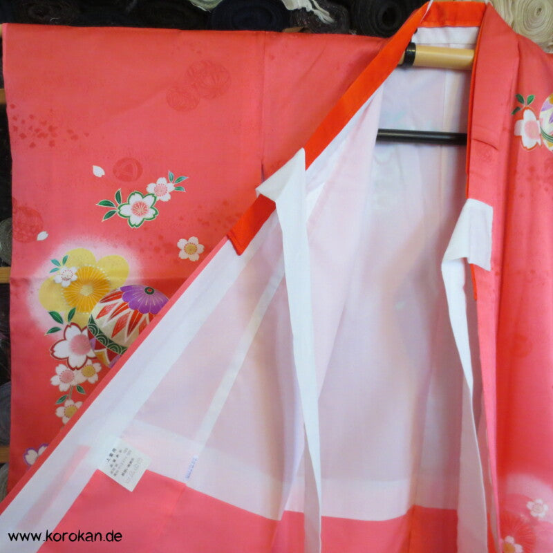 kleine Mädchen Shichigosan / Tauf Furisode - Temaribällen