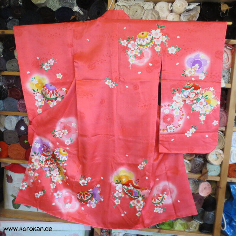 kleine Mädchen Shichigosan / Tauf Furisode - Temaribällen