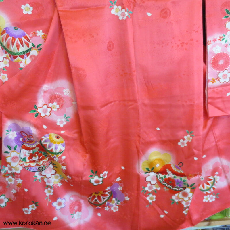 kleine Mädchen Shichigosan / Tauf Furisode - Temaribällen