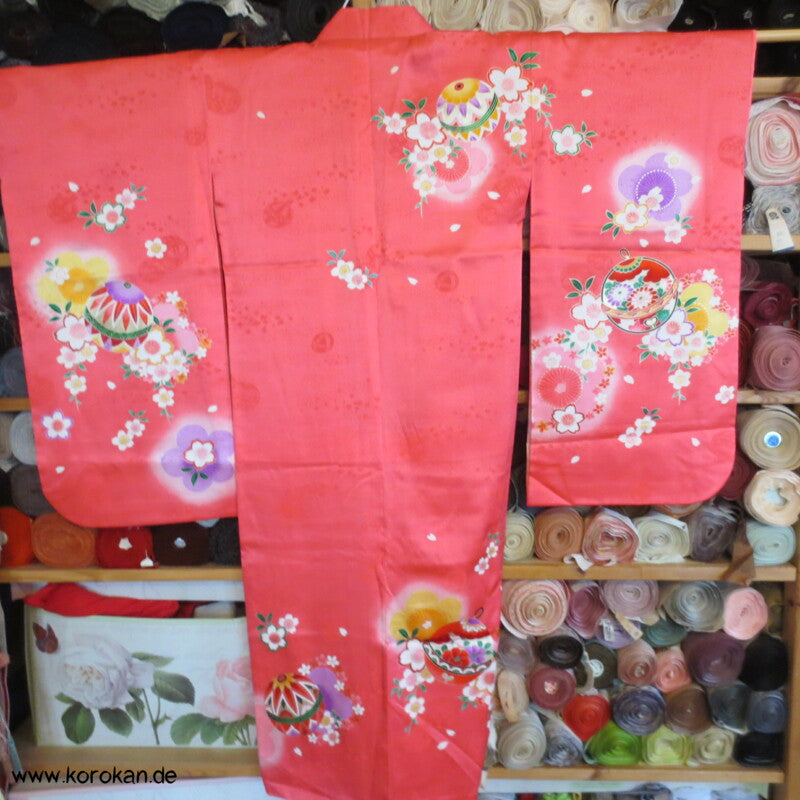 kleine Mädchen Shichigosan / Tauf Furisode - Temaribällen