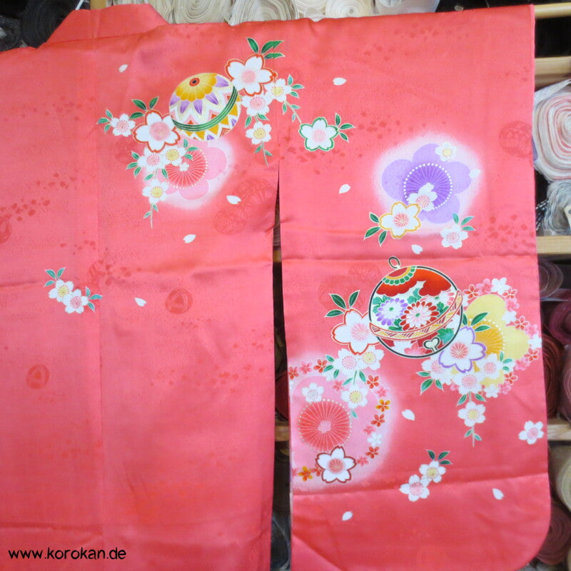 kleine Mädchen Shichigosan / Tauf Furisode - Temaribällen