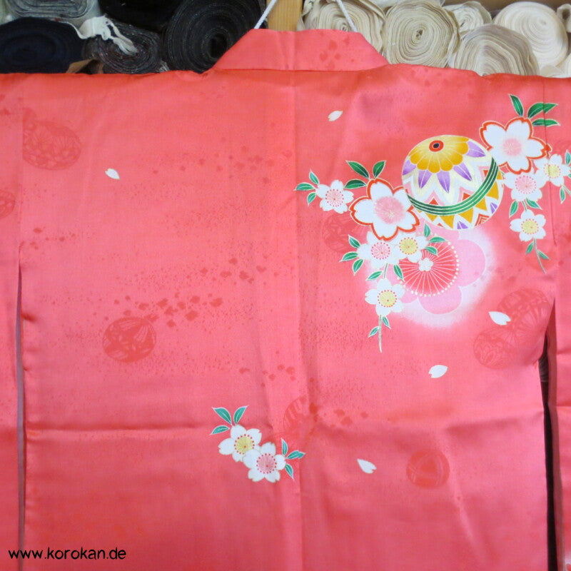 kleine Mädchen Shichigosan / Tauf Furisode - Temaribällen