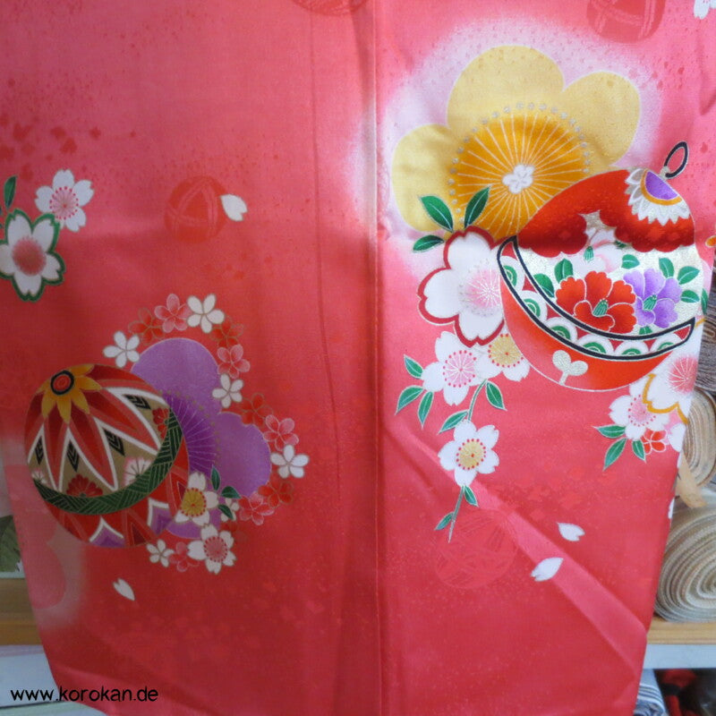 kleine Mädchen Shichigosan / Tauf Furisode - Temaribällen
